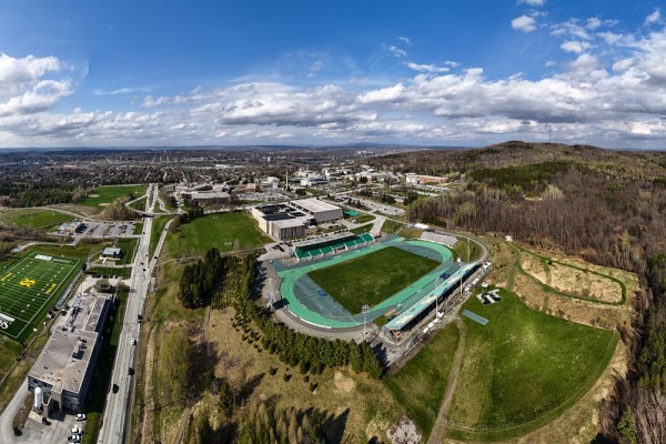 Prot&eacute;g&eacute; depuis des temps imm&eacute;moriaux par les&nbsp;W8banakiak, le territoire o&ugrave; se situe aujourd&rsquo;hui Sherbrooke, et l&rsquo;UdeS, constitue depuis toujours un lieu de passage, de commerce, d&rsquo;&eacute;change et de c&eacute;r&eacute;monies pour la Nation&nbsp;W8banaki.