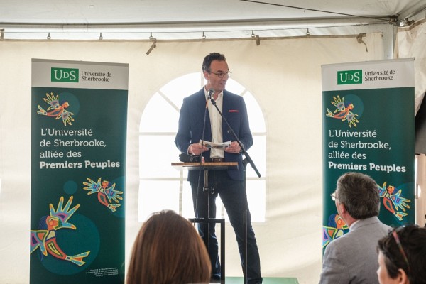 Le professeur Martin Bisaillon, vice-recteur aux ressources humaines et au d&eacute;veloppement de la communaut&eacute;, a effectu&eacute; la reconnaissance territoriale au d&eacute;but de l'&eacute;v&eacute;nement.