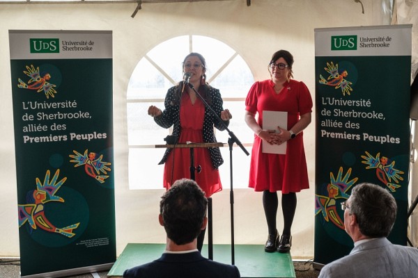 Patricia-Anne Blanchet et Jessie Lepage, lors des allocutions.