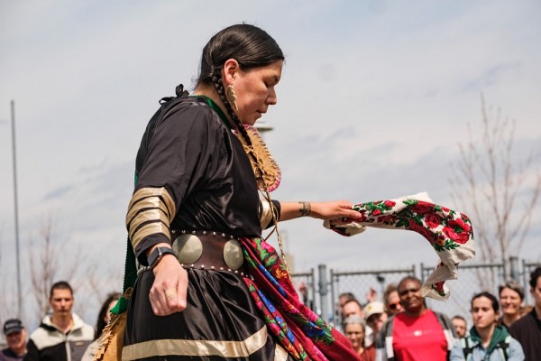En cette Journ&eacute;e nationale de la robe rouge, l'artiste multidisciplinaire Atikamekw Catherine Boivin&nbsp;a offert une danse de la gu&eacute;rison, en l&rsquo;honneur des femmes, filles et personnes bispirituelles autochtones disparues et assassin&eacute;es.