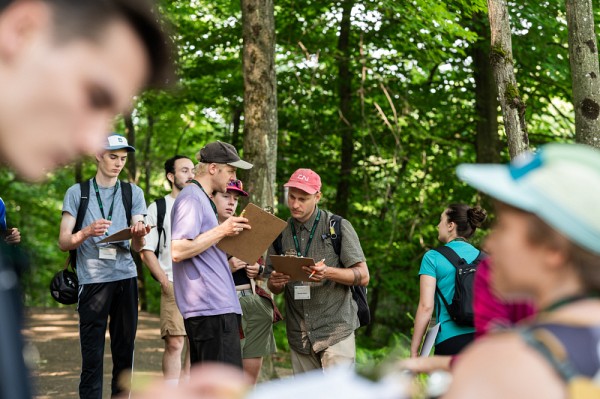 Des &eacute;tudiantes et &eacute;tudiants de l&rsquo;&Eacute;cole d&rsquo;&eacute;t&eacute; en &eacute;coresponsabilit&eacute; du CUFE participent &agrave; une activit&eacute; de sensibilisation au c&oelig;ur de la R&eacute;serve naturelle universitaire du Parc-du-Mont-Bellevue.