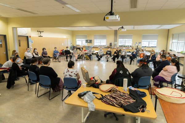 C&eacute;r&eacute;monie de gu&eacute;rison men&eacute;e par des membres&nbsp;de la nation Innu venus de Saguenay.