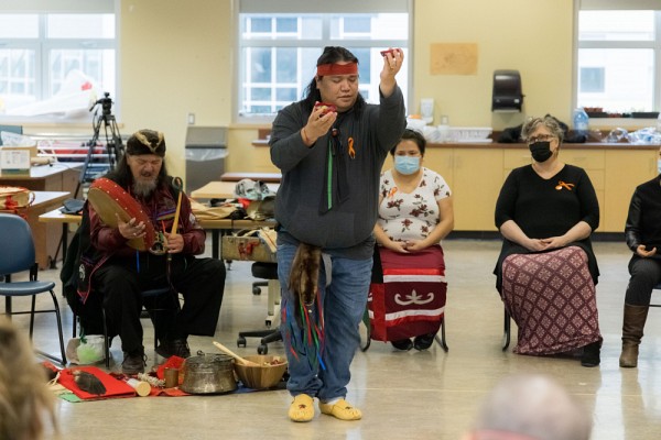 M. Gr&eacute;goire Canap&eacute; et son fils Tshiueten.