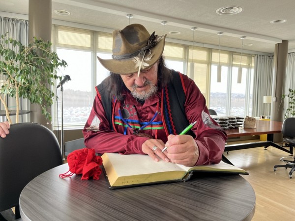Signature du livre d&rsquo;or de la FMSS par les personnes invit&eacute;es des nations Innu et Ab&eacute;naki.