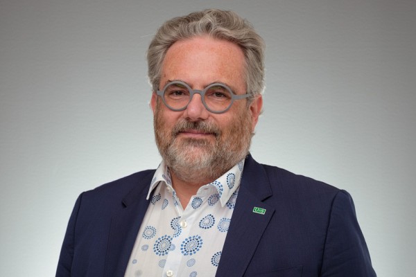 Professeur Vincent Aimez, vice-recteur &agrave; la valorisation, aux partenariats et responsable du d&eacute;veloppement durable