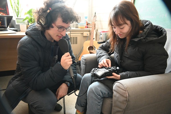 Maxime Martin et Audr&eacute;anne Lamontagne ont r&eacute;alis&eacute; l'&eacute;pisode 1, &laquo;&nbsp;Identit&eacute;s impos&eacute;es dans l&rsquo;espace sherbrookois&nbsp;&raquo;, avec Xavier Fournier-Blais et Mariane Paquet (absents sur la photo).