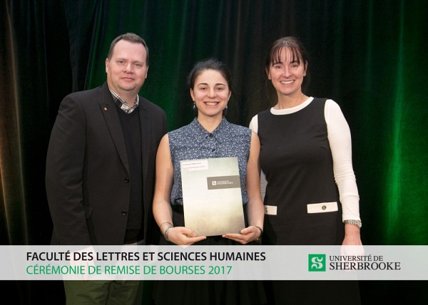Le professeur Mario Boivin, repr&eacute;sentant de La Fondation de l'UdeS, Laurence Mignault, r&eacute;cipiendaire de la bourse offerte par le Fonds de bourses Monseigneur Ir&eacute;n&eacute;e-Pinard, et Guylaine C&ocirc;t&eacute;, directrice du D&eacute;partement de psychologie.