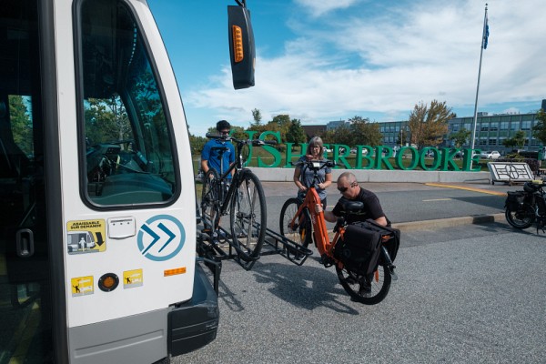 Les autobus de la STS sont munis de supports &agrave; v&eacute;los, permettant de combiner les deux modes de transport pour effectuer des d&eacute;placements.