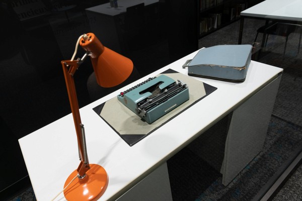 &Agrave; la mani&egrave;re d&rsquo;un petit mus&eacute;e, le bureau de m&eacute;lamine, la chaise, la lampe orange, la mallette de cuir, la corbeille fleurie et la machine &agrave; &eacute;crire sarcelle de l&rsquo;auteure tr&ocirc;nent au milieu du Centre qui porte son nom, perp&eacute;tuant en quelque sorte sa pr&eacute;sence en nos murs aujourd&rsquo;hui.