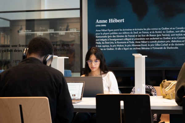 H&eacute;berg&eacute; &agrave; m&ecirc;me l'Espace Anne-H&eacute;bert de la Facult&eacute; des lettres et sciences humaines, le Centre Anne-H&eacute;bert nourrit une r&eacute;flexion vivante sur l&rsquo;&eacute;criture des femmes et ses influences.