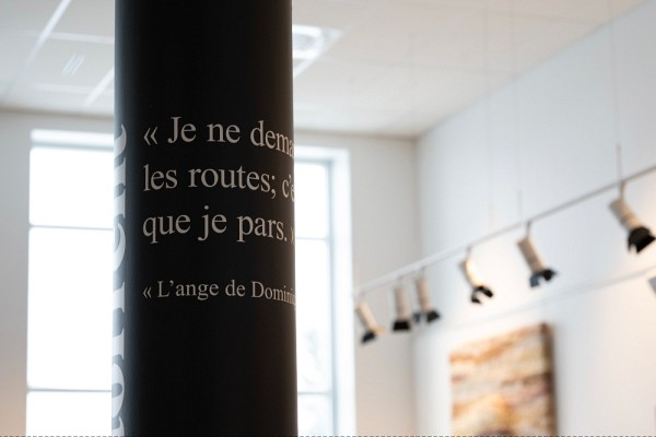 Des extraits de l'&oelig;uvre d'Anne H&eacute;bert sont mises en valeur dans l'espace du m&ecirc;me nom, situ&eacute; &agrave; la Facult&eacute; des lettres et sciences humaines.