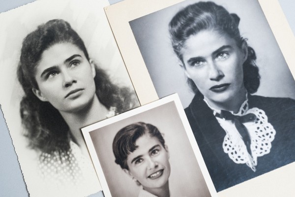 Plus de 900 photos de l'&eacute;crivaine sont consign&eacute;es dans les archives du Fonds Anne H&eacute;bert, &agrave; l'UdeS.&nbsp;Portraits d&rsquo;Anne H&eacute;bert, vers 1932-1933, Fonds Anne H&eacute;bert (P25), Universit&eacute; de Sherbrooke (495009).&nbsp;