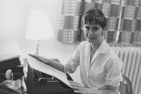 Anne H&eacute;bert, vers 1957, Fonds Anne H&eacute;bert (P25), Universit&eacute; de Sherbrooke (495086).&nbsp;