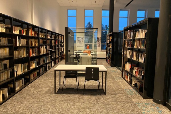 Le&nbsp;Centre Anne-H&eacute;bert r&eacute;unit la biblioth&egrave;que personnelle et la table de travail, la machine &agrave; &eacute;crire et la lampe de bureau de l'&eacute;crivaine.