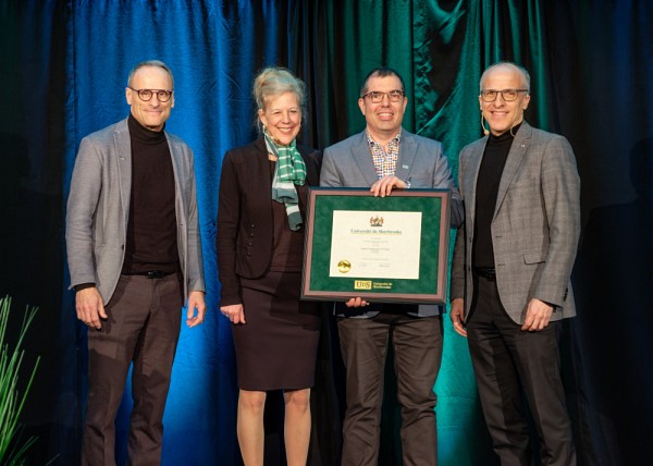Le laur&eacute;at Daniel Chamberland-Tremblay, accompagn&eacute; du doyen de l'&Eacute;cole de gestion, Jean Roy, de la vice-rectrice aux &eacute;tudes, Christine Hudon, et du recteur, Pierre Cossette.