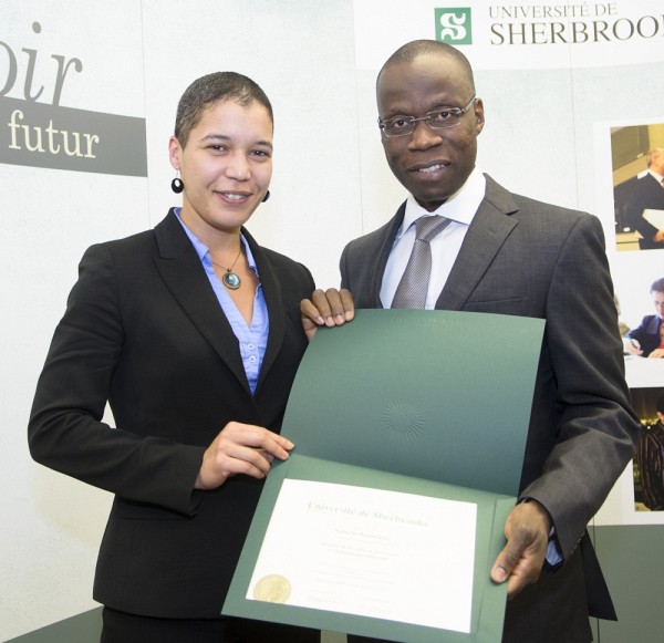 Natacha Barth&eacute;l&eacute;my, dipl&ocirc;m&eacute;e en pr&eacute;vention et r&egrave;glement des diff&eacute;rends, en compagnie d'Arthur Oula&iuml;, vice-doyen &agrave; l'enseignement.