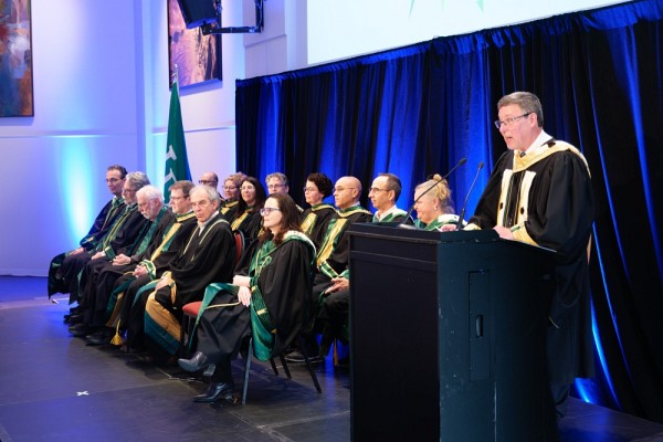 Le recteur Jean-Pierre Perreault, accompagn&eacute; du cort&egrave;ge d'honneur de l'Universit&eacute; de Sherbrooke.