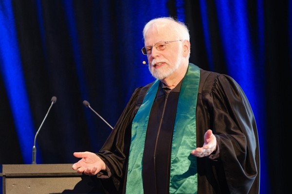 Lors de la remise de son doctorat honorifique, Andr&eacute;-Marie Tremblay, professeur au D&eacute;partement de physique, a rendu un hommage vibrant &agrave; Michel Devoret.