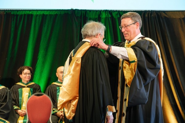 &Agrave; l&rsquo;Universit&eacute; de Sherbrooke, l&rsquo;&eacute;pitoge remise par le recteur lors de l&rsquo;attribution d&rsquo;un doctorat honorifique arbore le vert et l&rsquo;or, couleurs embl&eacute;matiques de l&rsquo;&eacute;tablissement.