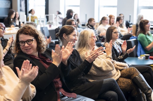 Un public h&eacute;t&eacute;roclite a assist&eacute; &agrave; l'entretien. &Eacute;tudiantes et &eacute;tudiants, membres du personnel et du grand public&nbsp;: les regards et l'attention &eacute;taient tourn&eacute;s vers cet &eacute;change &agrave; la fois formel et intime.
