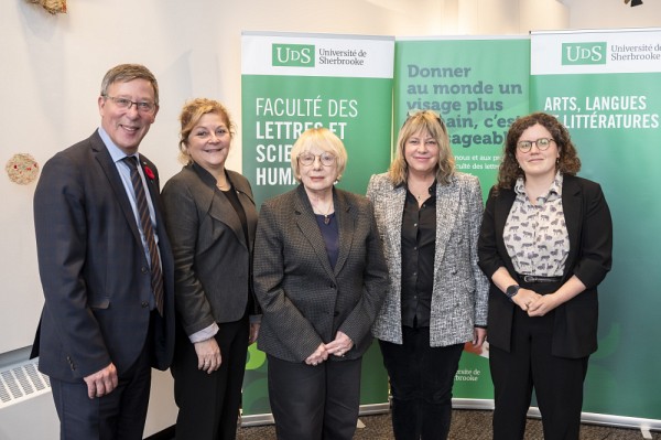 Plusieurs personnes ont pris la parole lors de l'&eacute;v&eacute;nement du 11 novembre : Jean-Pierre Perreault, recteur; Anick Lessard, doyenne de la FLSH; France Th&eacute;or&ecirc;t; Nathalie Watteyne, directrice du Centre Anne-H&eacute;bert; et Kiev&nbsp;Renaud, professeure repr&eacute;sentant le D&eacute;partement des arts, langues et litt&eacute;ratures.