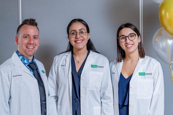 Raudel Simon, en compagnie de deux de ses coll&egrave;gues en m&eacute;decine