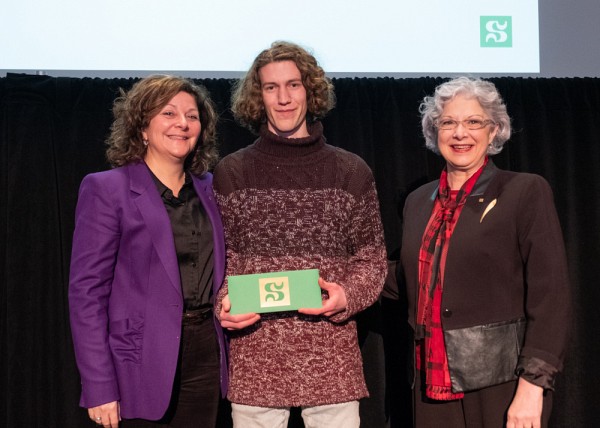 Le gagnant du Prix Partenaires, Damien B&eacute;rub&eacute;, en compagnie de la Pre Anick Lessard, doyenne de la Facult&eacute; des lettres et sciences humaines, et de la Pre Jocelyne Faucher, vice-rectrice &agrave; la vie &eacute;tudiante et secr&eacute;taire g&eacute;n&eacute;rale.