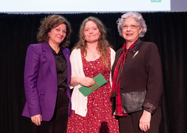 La gagnante du Prix du Centre Anne-H&eacute;bert, Marie-&Egrave;ve Ledoux, en compagnie de la Pre&nbsp;Anick Lessard, doyenne de la Facult&eacute; des lettres et sciences humaines, et de la Pre&nbsp;Jocelyne Faucher, vice-rectrice &agrave; la vie &eacute;tudiante et secr&eacute;taire g&eacute;n&eacute;rale.