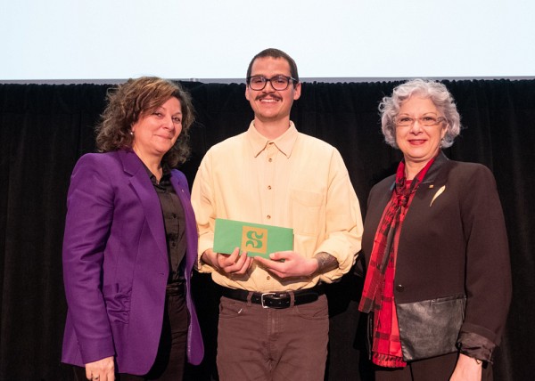 Le gagnant du Prix Joseph-Bonenfant, Alexandre Krzywonos, en compagnie de la Pre&nbsp;Anick Lessard, doyenne de la Facult&eacute; des lettres et sciences humaines, et de la Pre&nbsp;Jocelyne Faucher, vice-rectrice &agrave; la vie &eacute;tudiante et secr&eacute;taire g&eacute;n&eacute;rale.