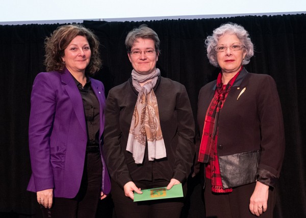 La gagnante&nbsp; du Prix pour le personnel, Sara Teinturier,&nbsp;en compagnie de la Pre&nbsp;Anick Lessard, doyenne de la Facult&eacute; des lettres et sciences humaines, et de la Pre&nbsp;Jocelyne Faucher, vice-rectrice &agrave; la vie &eacute;tudiante et secr&eacute;taire g&eacute;n&eacute;rale.
