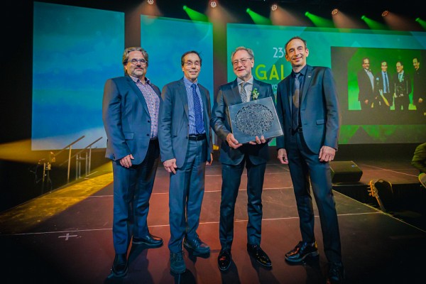 M. Cloutier a re&ccedil;u son prix en pr&eacute;sence de Pr Vincent Aimez,&nbsp;vice-recteur &agrave; la valorisation et aux partenariats,&nbsp;M. Robert Therrien, Conseiller principal en investissement et associ&eacute; chez LetkoBrosseau et Pr Jean Proulx, doyen de la Facult&eacute; de g&eacute;nie.