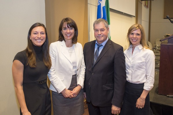 Les professeures Marie-&Egrave;ve Couture-M&eacute;nard, Anne-Marie Savard et M&eacute;lanie Bourassa Forcier en compagnie du ministre Yves Bolduc.