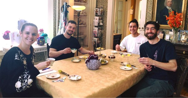 &Agrave; l'heure du th&eacute; au Centre culturel Uplands, une &eacute;quipe &eacute;tudiante s'affaire avec la directrice adjointe de l'organisme &agrave; &eacute;laborer une trousse d'outils pour la mise &agrave; jour de la politique des b&eacute;n&eacute;voles de l'organisme.