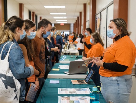 Les &eacute;tudiantes et les &eacute;tudiants du cours Perspectives autochtones en &eacute;ducation ont impressionn&eacute; le public par la qualit&eacute; de leurs d&eacute;marches et de leur engagement face aux r&eacute;alit&eacute;s autochtones en milieu scolaire.