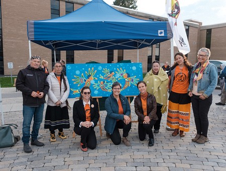 De g. &agrave; d. : Les A&icirc;n&eacute;s Guy Sioui Durand et Nicole O'Bomsawin, les Pres Constance Lavoie, Sabrina Moisan et Jo-Anni Joncas, l'artiste Christine Sioui-Wawanoloath, la conseill&egrave;re p&eacute;dagogique en &eacute;ducation autochtone et doctorante en &eacute;ducation Patricia-Anne Blanchet, et la Pre Lynn Thomas.