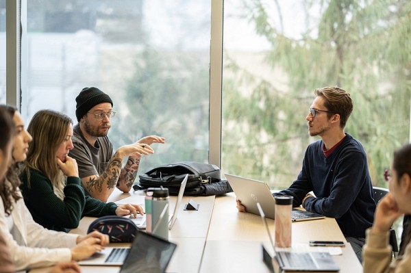 L'apprentissage par projet favorise les &eacute;changes et la r&eacute;flexion en &eacute;quipe. Les aptitudes li&eacute;es au travail en &eacute;quipe sont d&eacute;velopp&eacute;es tout au long de la formation. C'est d'ailleurs une comp&eacute;tence professionnelle recherch&eacute;e par les employeurs en environnement.