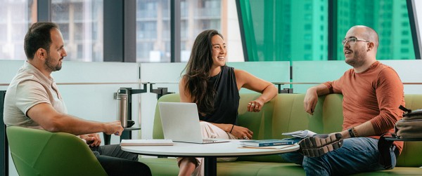 La ma&icirc;trise et le DESS sont &eacute;galement offerts au Campus de Longueuil, qui partage le m&ecirc;me complexe d'&eacute;difices que la station de m&eacute;tro.