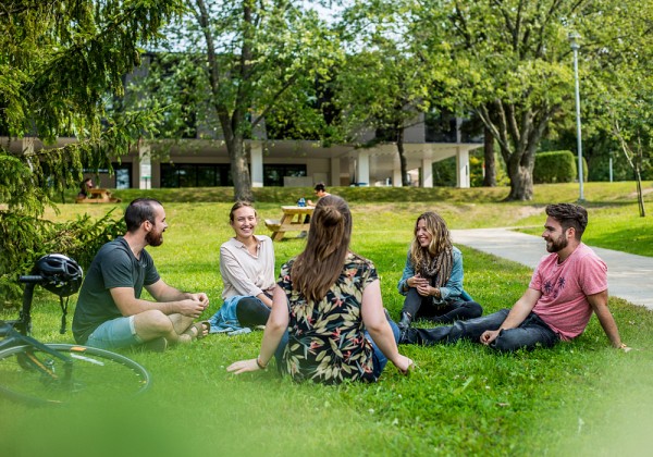 Profitant du Campus principal de Sherbrooke et de ses espaces verts, les personnes &eacute;tudiantes de la ma&icirc;trise en environnement improvisent des moments d'&eacute;changes lors des pauses entre deux cours.