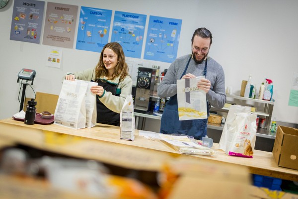 Un climat de s&eacute;curit&eacute; psychologique est instaur&eacute; pour permettre aux &eacute;tudiantes et &eacute;tudiants de vivre une exp&eacute;rience favorable. Sur la photo, un &eacute;tudiant pr&ecirc;te main-forte &agrave; Moisson Estrie dans le cadre d'un cours ASC (apprentissage par le service dans la communaut&eacute;). 
