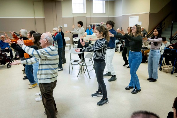 Les organismes qui&nbsp;&oelig;uvrent &agrave; l'ext&eacute;rieur du r&eacute;seau de la sant&eacute; sont vitaux pour les populations vuln&eacute;rables. En y donnant de leur temps, les &eacute;tudiantes et les &eacute;tudiants acqui&egrave;rent des outils qui leur serviront toute leur carri&egrave;re.