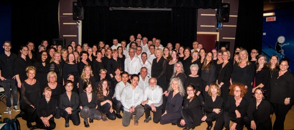 Plus de 100 employ&eacute;s, &eacute;tudiants, dipl&ocirc;m&eacute;s et retrait&eacute;s se rencontrent &agrave; chaque semaine pour chanter.