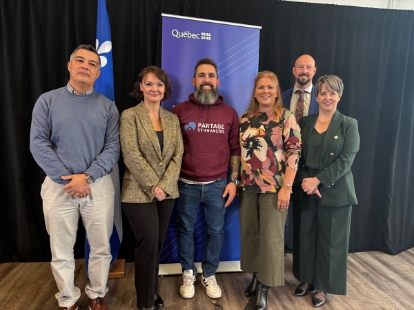 Conf&eacute;rence de presse pour le lancement du&nbsp;programme PRISM, qui sera implant&eacute; en Estrie d&rsquo;ici l&rsquo;hiver 2026 gr&acirc;ce au Partage Saint-Fran&ccedil;ois et au CIUSSS de l&rsquo;Estrie-CHUS, avec le soutien de Sant&eacute; Qu&eacute;bec.*Le pr&eacute;sident du CA du Partage, Me Jean-Christian Blais, est dipl&ocirc;m&eacute; de la Facult&eacute; de droit (2005).