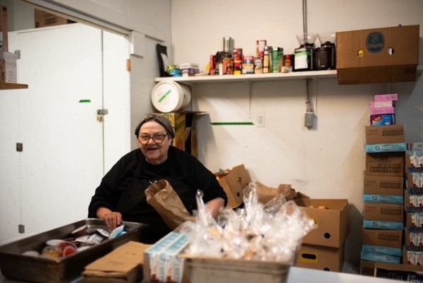 Plateaux de travail dans les cuisines du Partage Saint-Fran&ccedil;ois, les b&eacute;n&eacute;voles et usagers pr&eacute;parent les repas qui seront redistribu&eacute;s.