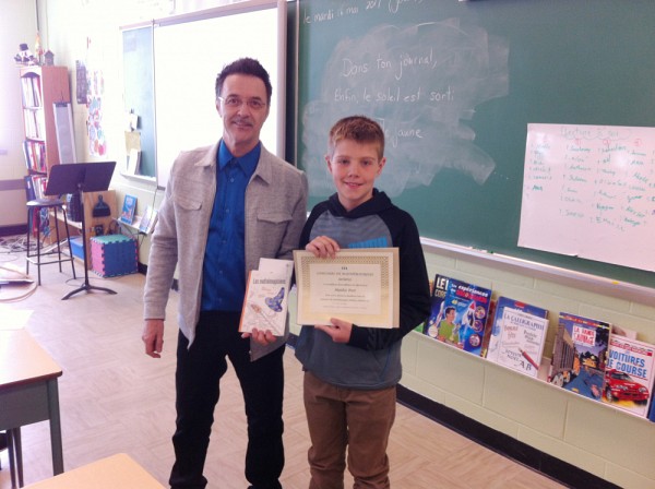 Le Pr Donald Violette et le jeune Mathis qui a particip&eacute; au concours math&eacute;matiques M&ouml;bius.Photo: fournie
