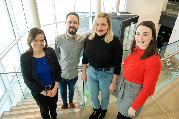 L'&eacute;quipe de la Chaire pour les femmes en sciences et en g&eacute;nie du Qu&eacute;bec. Absente de la photo&nbsp;: la Pre Fatima Bousadra, directrice du Centre de recherche sur l&rsquo;enseignement et l&rsquo;apprentissage des sciences (CREAS) et collaboratrice importante de la Chaire. (Photo prise avant l'entr&eacute;e en vigueur des mesures de distanciation)