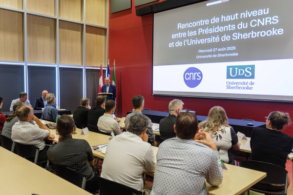 Le PDG du CNRS, Pr Antoine Petit, devant une audience scientifique diversifi&eacute;e issue du CNRS et de l'UdeS.