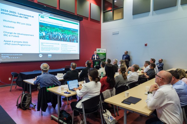 Les directeurs scientifiques de l'IRC &laquo;Innovations pour une plan&egrave;te durable&raquo; pour le CNRS et l'UdeS ont pr&eacute;sent&eacute; une vision strat&eacute;gique pour le d&eacute;veloppement de l'IRC.
