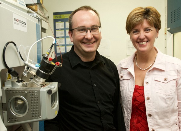 Le professeur Boisvert a expliqu&eacute; &agrave; la ministre Bibeau le fonctionnement du nouveau spectrom&egrave;tre de masse acquis gr&acirc;ce au financement de la Fondation canadienne pour l&rsquo;innovation.