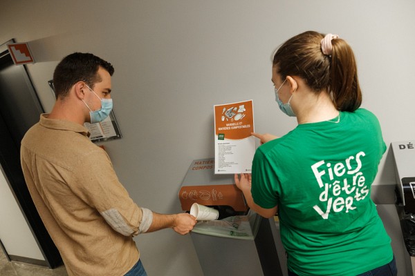 L'UdeS a form&eacute; des personnes &eacute;tudiantes et des membres du personnel qui agissent comme ambassadrices et ambassadeurs en gestion des mati&egrave;res r&eacute;siduelles sur les campus, une mesure bonne &agrave; la fois pour l'environnement et pour la communaut&eacute;. 