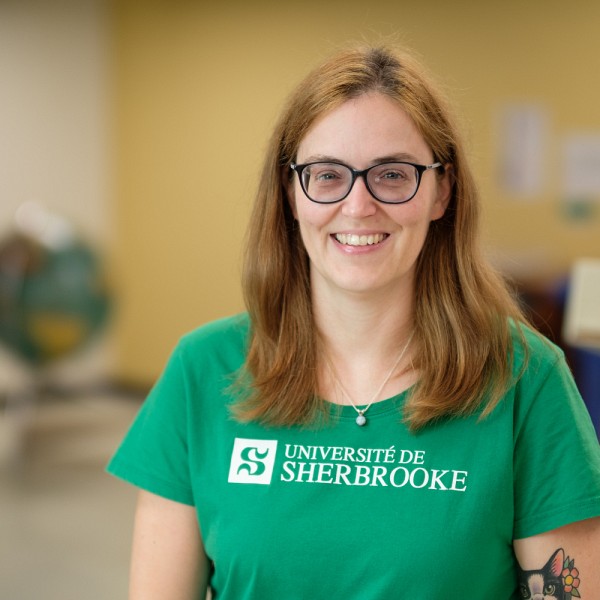 Nadia Leboeuf, technicienne de la documentation &agrave; la biblioth&egrave;que Fr&egrave;re-Th&eacute;odeMichel Caron - UdeS